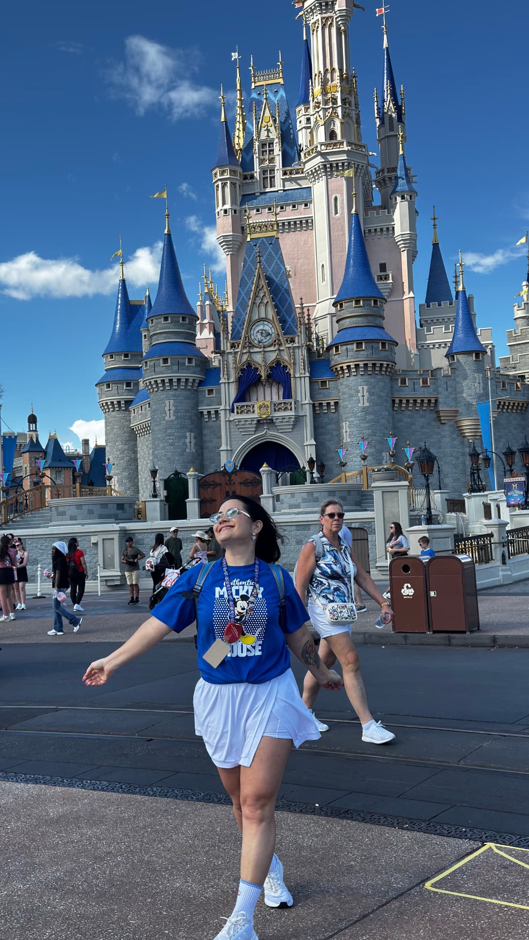 Fundadora da Premier Viagens em frente ao castelo da Disney