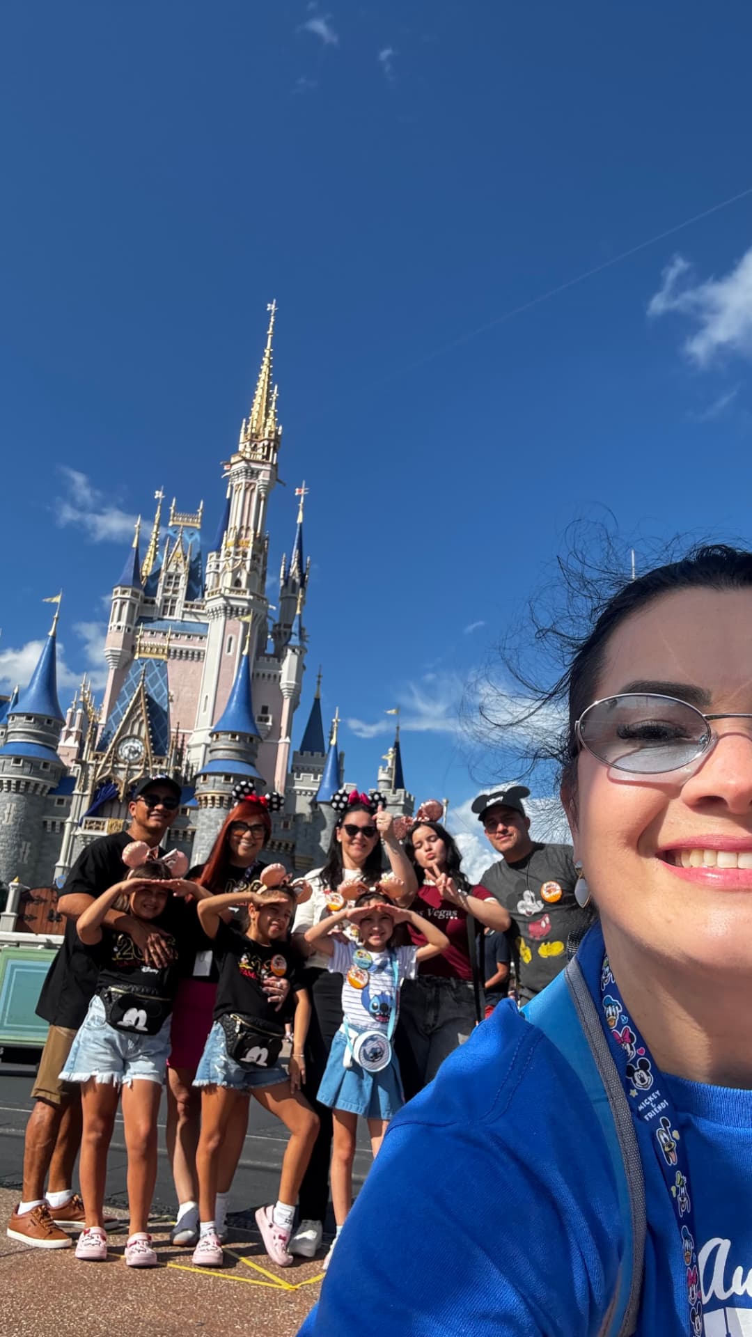 Castelo da Disney ao pôr do sol com uma família em primeiro plano